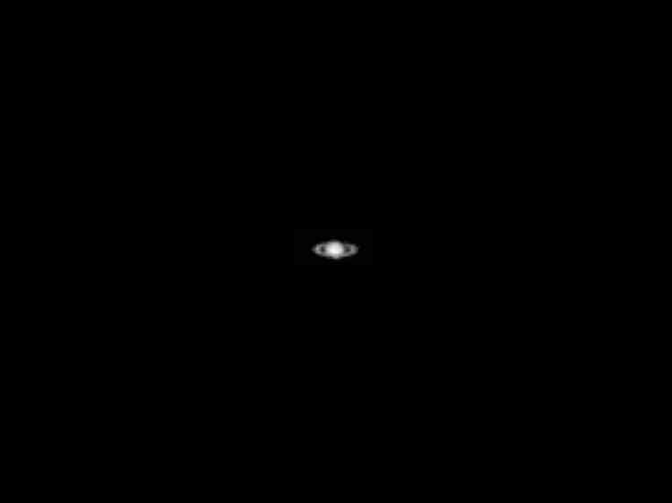<p>Güney Kaliforniya Üniversitesi'nden Profesör Vahe Peroomian'ın paylaştığı gibi, astronomi sınıfındaki öğrenciler geçen hafta Satürn'ü teleskopla gözlemlediler ve halkalar net bir şekilde görülebiliyordu.</p>
