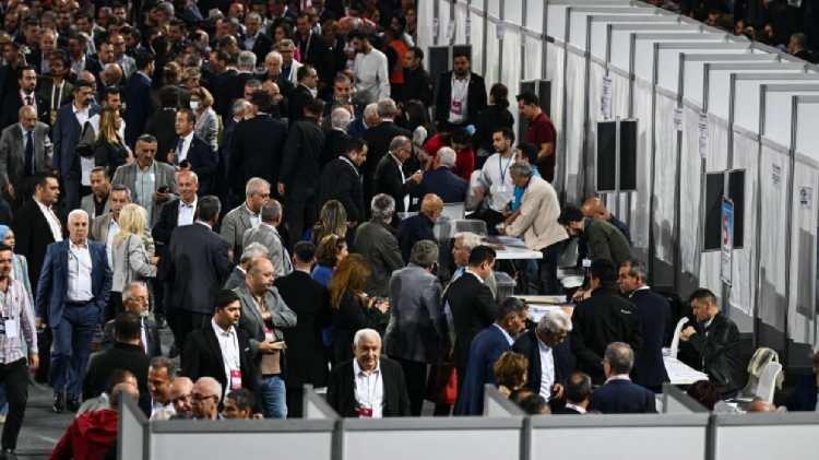 <p>CHP'nin 38. Olağan Kurultayı'nda ikinci turda 812 oy alan CHP Grup Başkanı Özgür Özel, Genel Başkan seçildi. 13 yıldır bu görevi sürdüren Kemal Kılıçdaroğlu ise 536 oy aldı. İlk turda Özel 682, Kılıçdaroğlu 664 oy almıştı.</p>