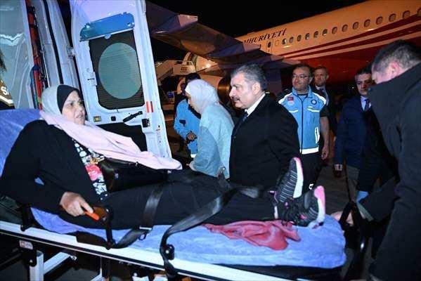 <p>Gazze'den çıkarılan bazı kanser hastalarıyla refakatçilerini taşıyan iki uçak, Türkiye'ye geldi.</p>