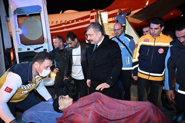 <p>Sağlık Bakanı Fahrettin Koca da Gazze'ye yönelik sağlık yardımları, hastalar ve yaralıların Türkiye'ye transferi için bugün Mısır'da yürüttüğü yoğun görüşme trafiğinin ardından, bazı hastalarla birlikte Mısır'dan Ankara'ya döndü.</p>
<p> </p>