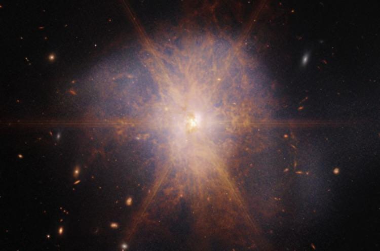 <p><strong>11) İki galaksinin çarpışması | James Webb</strong></p>