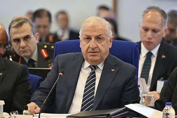<p>ALTAY Tankıyla ilgili çalışmalar devam ediyor. Toplam 250 tankımız ALTAY olacak.</p>

<p>KAAN inşallah bu yılın sonunda uçuşunu yapacak.</p>

<p>Sınırlarımız olmadığı kadar güvenilir. Sınırlarımızda 60 bin personelimiz 24 saat çalışıyor. Arzu eden her vekili sınıra götürebiliriz.</p>

<p> </p>

