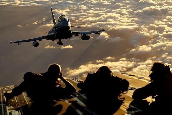 <p><strong>EUROFIGHTER SAVAŞ UÇAĞI ÖZELLİKLERİ NELER?</strong></p>

<p>Uzunluk: 15.96 m (52.4 ft)</p>

<p>Mürettebat: 1 (2)</p>

<p>Kanat Açıklığı: 10.95 m (35.9 ft)</p>

<p>Kanat Açıklığı: 5.28 m (17.3 ft)</p>

<p> </p>
