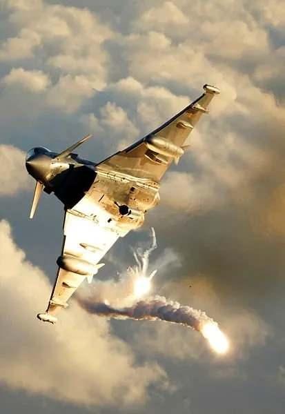 <p>Yakıt Kapasitesi: 5.000 kg (11.020 lb)</p>

<p>Maksimum hız :</p>

<p>Yüksek İrtifada: (2495 km / s veya 1550 mil)</p>

<p> </p>
