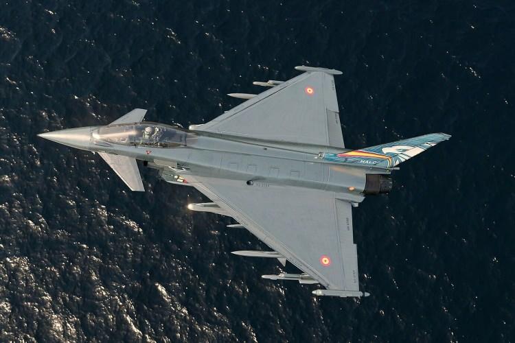 <p>Bu şekilde bir teklif paketine rağmen ülkemiz bu projeye katılmayı reddetti ve F-35 & F-16 ikilisi ile yoluna devam edeceğini belli etti. Baktığımız zaman teklif oldukça cazip gibi görünüyor olabilir. Öyleyse gelin birde teknik özelliklere şöyle bir göz atalım: Uçak Tranche-1, Tranche-2 ve Tranche-3 olmak üzere 3 ana versiyondan oluşuyor. Tahmin edebileceğiniz gibi kat edilen gelişimlere göre ve üstlendiği görevlere göre bu versiyonlar ayrılıyor. Tranche-1 versiyonu havadan karaya saldırı yeteneği olmayan bir versiyon. Ancak Hava-Hava görevleri söz konusu ise uçağın performansının oldukça yüksek olduğu söyleniyor. </p>
