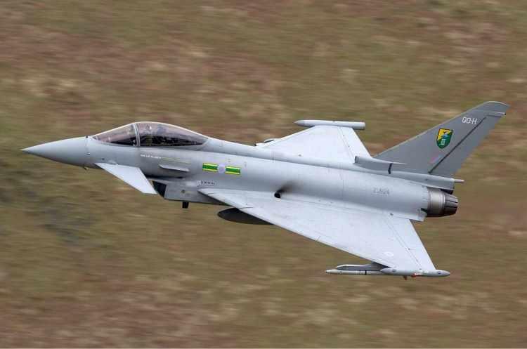 <p>Örneğin Typhoon’un en büyük sorunlarından birisi motorlarıyla alakalıdır. İkiz motora sahip tayyare, motorun mimari yapısından dolayı küçük arızalarda dahi komplece motor bloğunun sökülmesine ve o şekilde tamirat yapılmasına kadar giden ağır bakım ve onarım işlemlerinden geçmek durumundadır. Bu da bir harp ortamında uçağın savaşmaya olan yetkinliğini oldukça azaltmaktadır. Motordan kaynaklı sorunlar için uçağın harbe hazırlık oranını yüksek tutmanın yolu ise envanterde bolca motor bulundurmaktır. Bu da takdir edersiniz ki bakım ve idame masraflarını hayli artırmaktadır.</p>

<p> </p>
