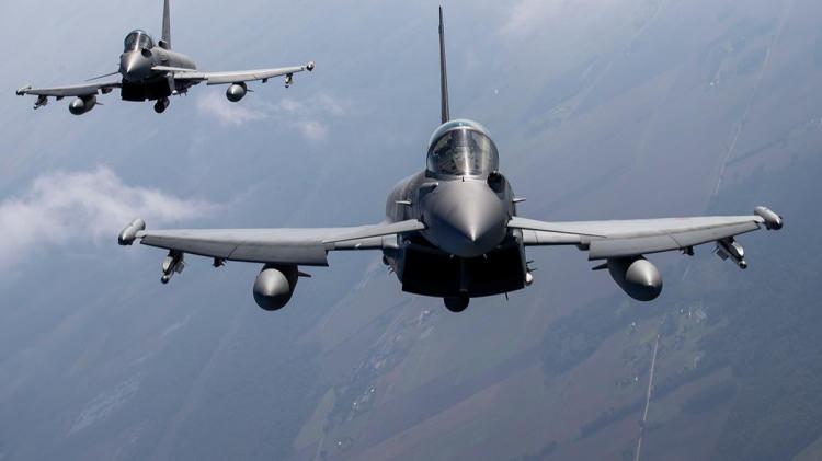 <p>Bir başka dezavantaj olarak uçağın lojistik faaliyetlerinden ve buna bağlı görev esnekliğinden bahsedebiliriz. Örneğin biraz sonra bahsedeceğimiz F-16 ve Gripen gibi uçaklar rahatlıkla bir meydandan başka bir meydana konuşlanabilir. Fakat Typhoon için bu iş o kadar da kolay değildir. Zira bu uçak için gereken bakım ekibinin kullanacak olduğu teknik teçhizat oldukça fazladır. Bu da ülkemizde sık sık uygulanan geçici görev maksadıyla üs değişikliği yapma uygulaması açısından büyük bir dezavantaj oluşturacaktır.</p>

<p> </p>
