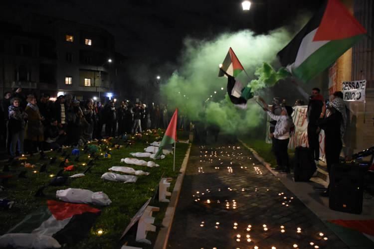 <p>Tepkiler gün geçtikçe artarken en az 100 ülkede protesto edildi.</p>

<p> </p>
