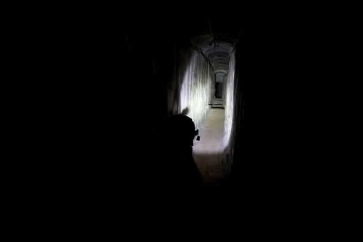 <p>İsrail ordusu bir grup gazeteciye Gazze'deki Şifa hastanesinin altında olduğu iddia edilen tünelleri gezdirdi. </p>
