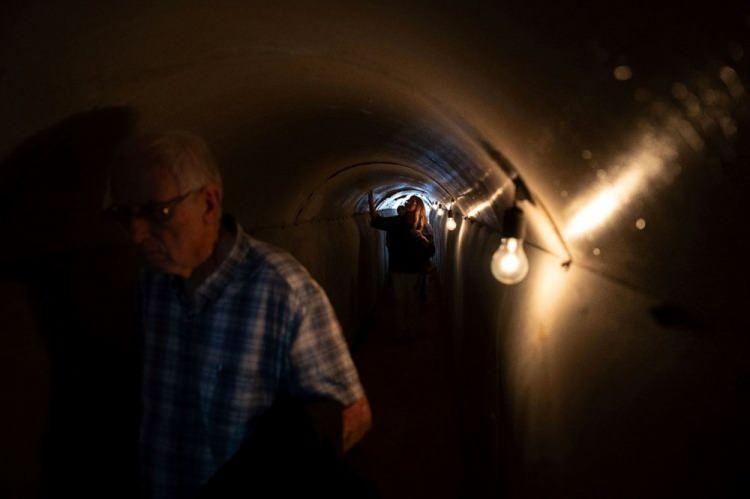 <p>Hamas'ın bu tünelleri komuta merkezi olarak kullandığını öne süren İsrail ordu sözcüsü, tünele kameralar eşliğinde indi.</p>
