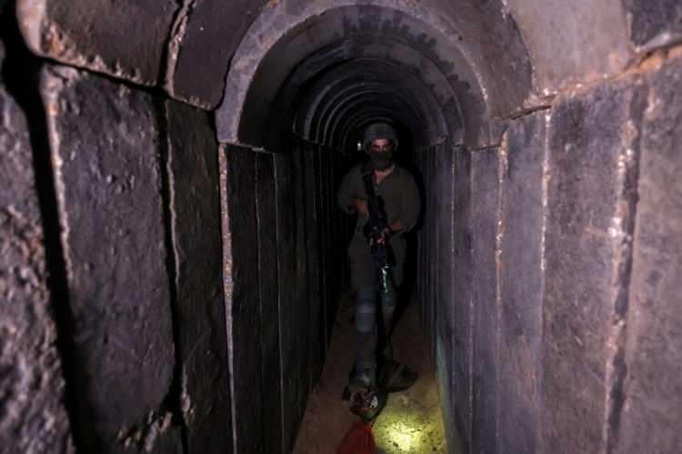 <p> Eski İsrail Başbakanı Ehud Barak ise tünelleri 40-50 yıl önce İsrail ordusunun inşa ettiğini söyledi.</p>
