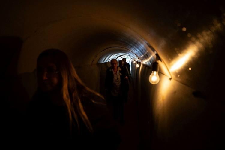 <p>Bir grup gazeteciyi askeri araçlarla Şifa hastanesine götüren İsrail ordusu, komuta merkezi olduğunu iddia ettiği tünelleri gezdirdi.</p>

<p> </p>
