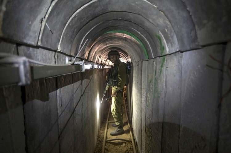 <p>Eski İsrail Başbakanı Barak, "Uzun yıllardır, Şifa'nın altında aslen İsrailli inşaatçılar tarafından yapılan sığınakların olduğu ve birkaç tünel sisteminin kesiştiği bu yerin Hamas karargahı olarak kullanıldığı biliniyor." diye konuştu.</p>

<p>Hayli şaşıran Amanpour "Buranın israilli mühendisler tarafından mı inşa edildiğini söylüyorsunuz, Karıştırmış olabilir misiniz?" diye sordu.</p>
