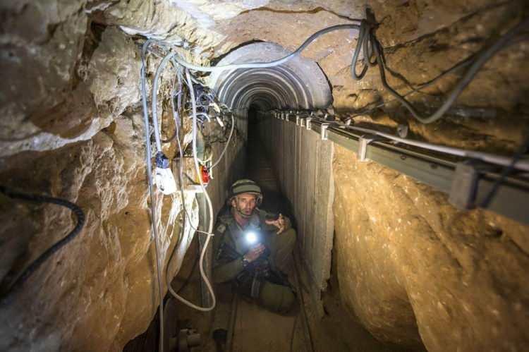 <p>İsrail yönetimi, Hamas'ın Başta Şifa olmak üzere, Gazze'deki hastanelerin altına sığınak ve tüneller inşa ettiğini, bunları da komuta merkezi olarak kullandığını iddia ediyor.</p>

<p>İsrail Ordusu son olarak Şifa hastanesi yerleşkesi içinde 55 metrelik bir tünel bulduklarını açıklamıştı.. "Tünelin sonundaki patlamaya dayanıklı kapının nereye açıldığını bilmediklerini" duyurmuştu.</p>
