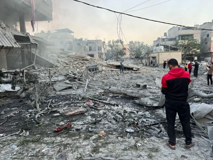 <p>Gazze’deki hükümete göre, 7 Ekim'den bu yana Gazze Şeridi’nde İsrail saldırılarında öldürülen Filistinlilerin sayısı 6 bin 150'den fazlası çocuk ve 4 binden fazlası kadın olmak üzere 15 bini aştı.</p>

<p> </p>
