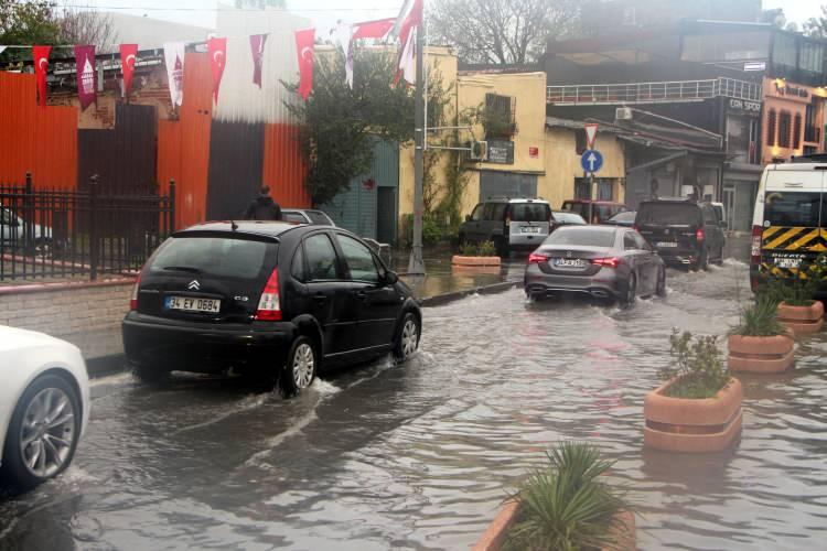 <p><strong>TRAFİK LEVHASI DEVRİLDİ</strong></p><p> </p><p>Beyoğlu Hasköy Caddesi’nde biriken yağmur suları nedeniyle araçlar güçlükle ilerledi. Belediye ekipleri tıkanan rögarları açarak suyu tahliye etmeye çalışması yaptı. Şişli’de ise, fırtınanın da etkisiyle trafik levhası devrildi. Levhanın trafik akışını engellememesi için ekipler müdahalede bulundu. <a href=