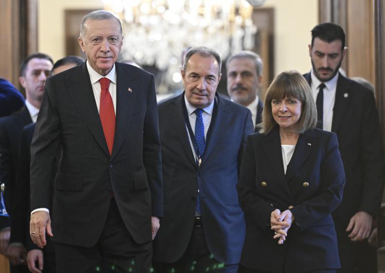 <p>Cumhurbaşkanı Recep Tayyip Erdoğan, Türkiye-Yunanistan Yüksek Düzeyli İşbirliği Konseyi'nin beşinci toplantısı kapsamında resmi ziyarette bulunduğu Yunanistan'da, Cumhurbaşkanı Katerina Sakelaropulu tarafından Cumhurbaşkanlığı Merkezinde resmi törenle karşılandı.</p>
