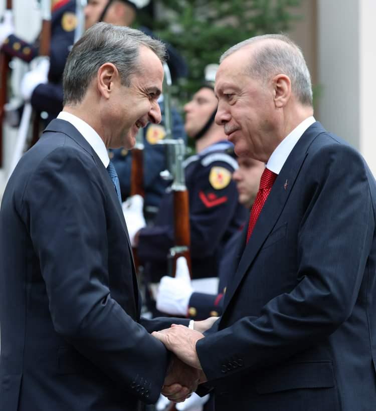<p>Cumhurbaşkanı Recep Tayyip Erdoğan, Türkiye-Yunanistan Yüksek Düzeyli İşbirliği Konseyi'nin beşinci toplantısı kapsamında resmi ziyarette bulunduğu Yunanistan'ın başkenti Atina'da, Başbakan Kiryakos Miçotakis'i kabul etti.</p>
