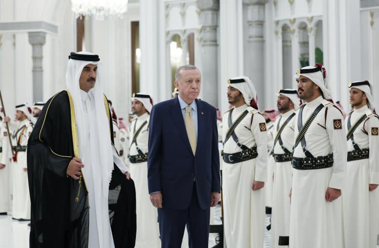 <p>Katar Emiri Al Sani, Lusail Sarayı'na gelişinde Erdoğan'ı karşıladı. Cumhurbaşkanı Erdoğan ve Al Sani'nin tören alanındaki yerlerini almasının ardından iki ülke milli marşları çalındı.</p>
