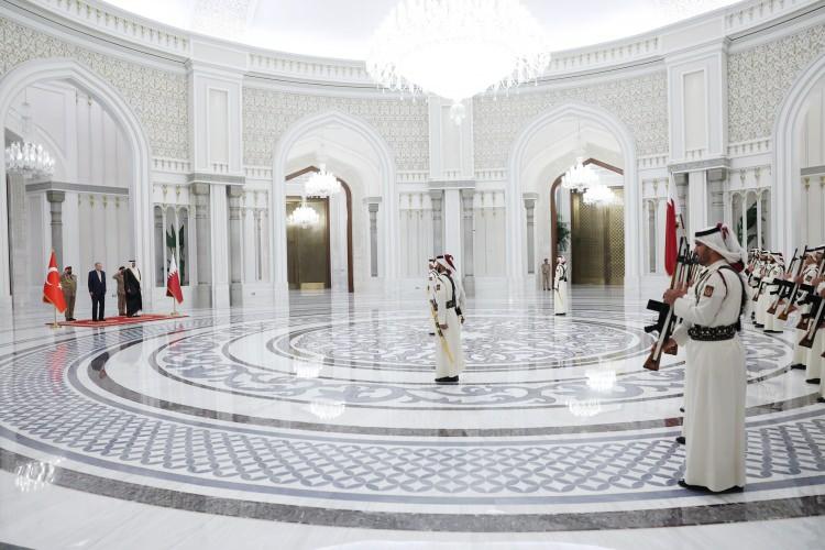<p> Cumhurbaşkanı Recep Tayyip Erdoğan, Türkiye-Katar Yüksek Stratejik Komite 9. Toplantısı'na katılmak üzere bulunduğu Katar'ın başkenti Doha'da, Katar Emiri Şeyh Temim bin Hamed Al Sani tarafından resmi törenle karşılandı.</p>
