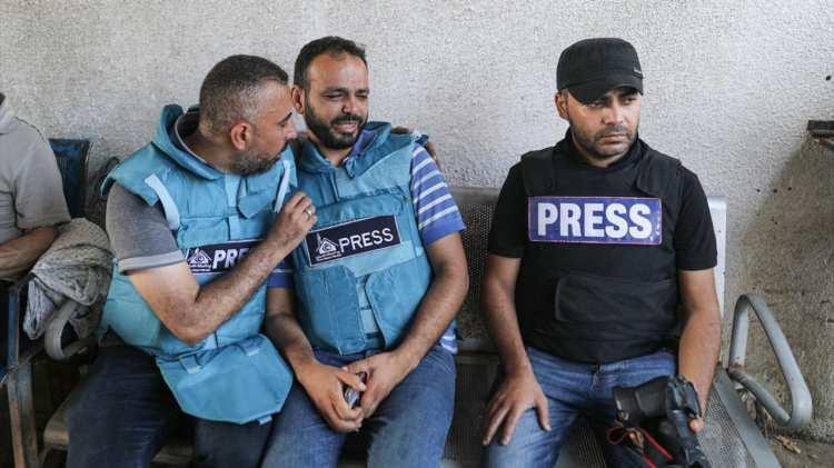 <p>Filistinli gazetecilerin Gazze`de enkazların arasında çok zor şartlarda çalıştığına dikkati çeken Moussaoui, İsrail`in, Batı Şeria`daki gazetecilere baskı uyguladığını anlattı. Gazeteci Metezeau "İsrail ordusu daha önce bizi (yabancı gazetecileri) Hamas`ı kandırmak için kullandı." ifadesini kullandı.</p>
