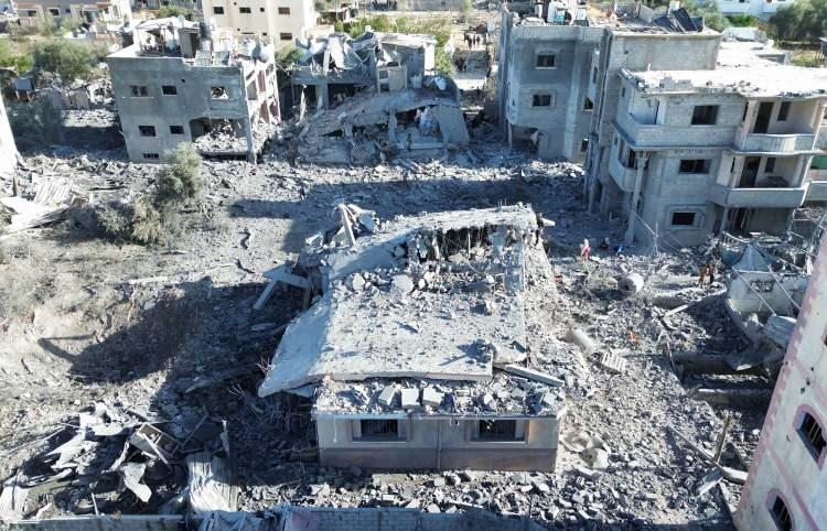 <p>Katliamcı İsrail ordusu 7 'Ekim'den bu yana  Gazze'yi yerle bir etti. On binden fazla insan ölürken, günlerdir elektriksiz olan bölgede yiyeceğin de kısa sürede tükenmesi bekleniyor. Dünyadan ise çatışmalara yönelik farklı tepkiler gelse de sivil ölümleri herkesi endişelendirmiş durumda.</p>
