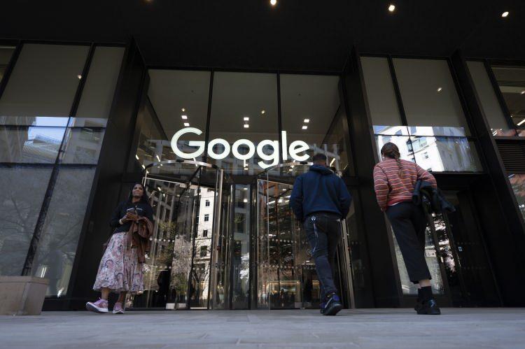 <p>Amerikan teknoloji şirketi Google, kullanıcılarının gizliliğini ihlal ettiği gerekçesiyle açılan davada, 5 milyar dolar <a href=