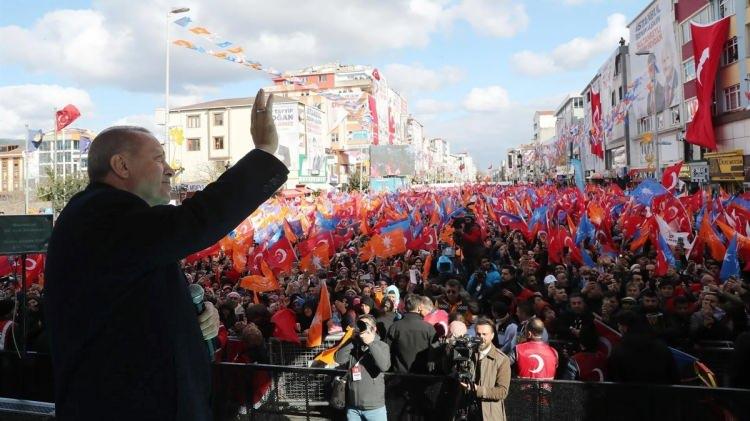 <p><strong>AK PARTİ'DE ADAYLAR BELLİ OLUYOR!</strong></p><p> </p><p>12'si büyükşehir olmak üzere toplamda 28 belediye başkan adayının duyurulacağı toplantıda, İstanbul dahil birçok ilin adayları kamuoyuna açıklanacak. Kalan 46 belediye başkan adayı ise 15 Ocak'ta Ankara'da düzenlenecek bir etkinlikte tanıtılacak.</p>
