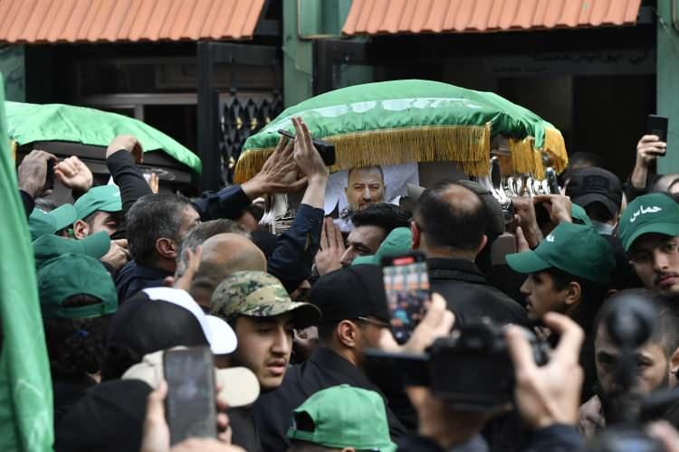 <p>Cenaze namazının kılındığı Beyrut'un Tarik el-Cedid Mahallesi'ndeki İmam Ali Rıza Camisi önünde toplanan binlerce kişi 