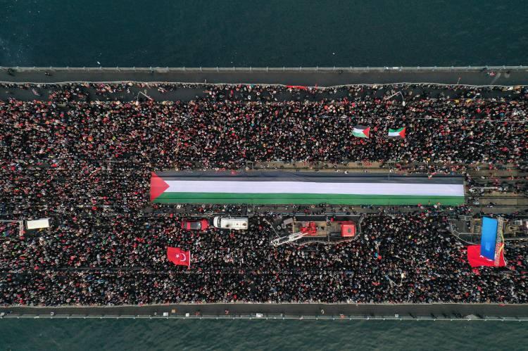 <p>Galata köprüsü’ndeki yürüyüşe katılım 250 bin kişi olarak açıklandı.</p>