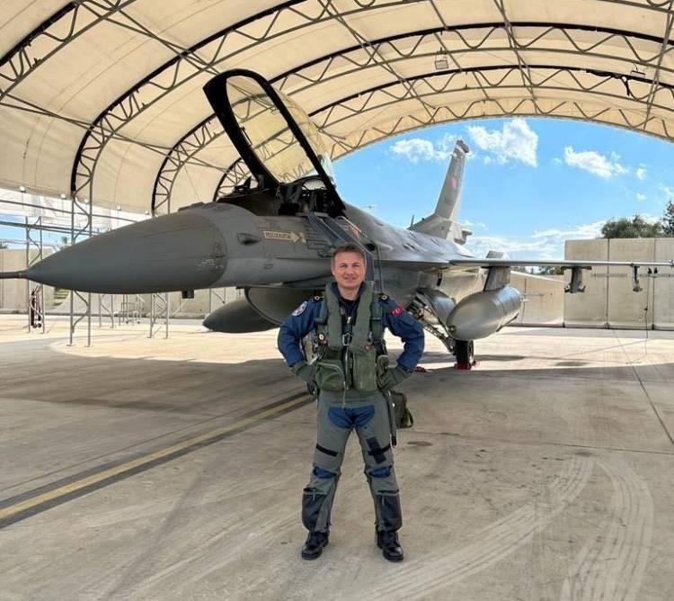 <p><strong>F-16 pilotu olan Alper Gezeravcı, 21 yıl boyunca Hava Kuvvetleri'nde <a href=