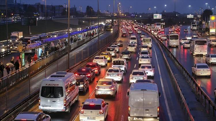 <p>İstanbul'da 2019'da yüzde 47 olan trafik yoğunluğu bugün yüzde 64'e yükseldi. Zirve saatlerinde yüzde 90'ları bile aşıyor. </p><p>5 ve 10 yıllık iki ayrı <a href=