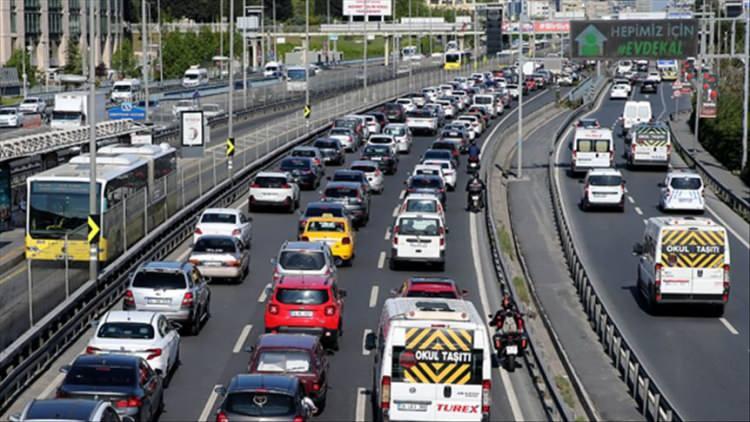 <p>2034'teki hedefimiz 2034 karayolu ağırlığı yüzde 48'e çıkarmak, raylı sistemlerdeki payı da yüzde 48'e çıkaracağız. Deniz yolu ulaşımını da yüzde 4'e çıkarmaktır. Trafikte bu sayede çile azalacak. Ortalama yolculuk süresi 64 dakikadan 34 dakikaya düşecek. </p><p>İstanbul trafiği 10 yılın sonunda <a href=
