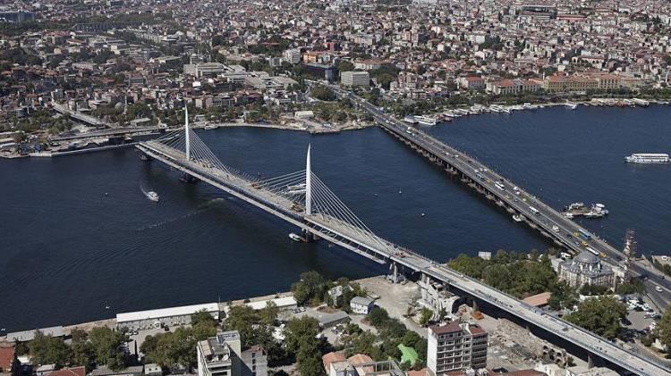 <p><strong>İki yakaya 2 tünel yapacağız</strong></p><p>İstanbul’da ortalama yolculuk süresi 64 dakikadan 39 dakikaya düşecek.</p><p>Biz 5 ve 10 yıllık iki ayrı ulaşım planlaması yaptık. Önceliğimiz İstanbul’u trafik çilesine mahkum etmemektir. <a href=