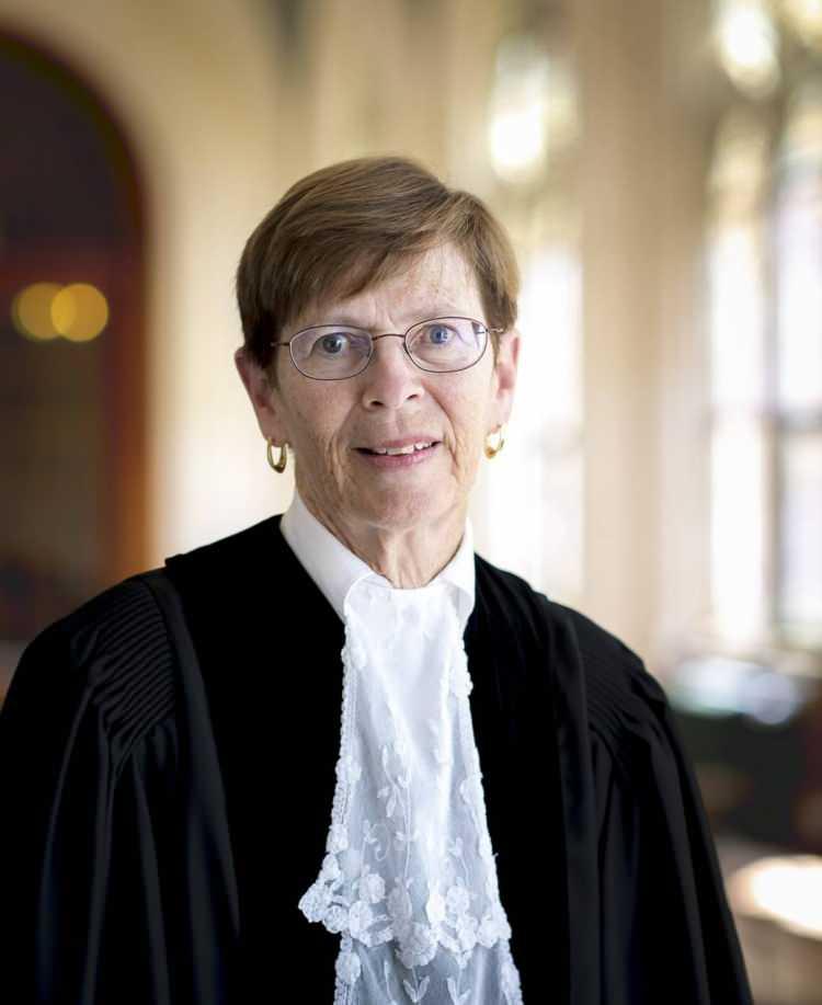 <p><strong>1- Joan E. Donoghue - Baş Yargıç (Amerika Birleşik Devletleri)</strong></p><p>1956 doğumlu Amerikalı bir avukat, hukuk araştırmacısı ve Uluslararası Adalet Divanı'nın şu anki başkanıdır.</p><p>Mahkemeye ilk kez 2010 yılında, ikinci kez 2014 yılında seçilmiş, 2021 yılında ise Uluslararası Adalet Divanı yargıçları tarafından Mahkeme Başkanı olarak görev yapmak üzere seçilmiştir. British Broadcasting Corporation'ın (BBC) web sitesine <a href=