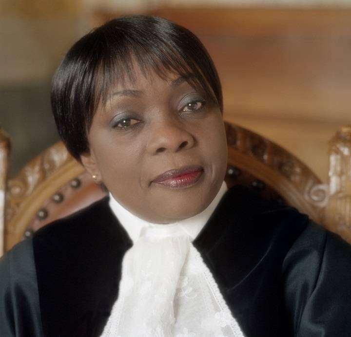 <p><strong>8- Julia Sibutinde (Uganda)</strong></p><p>1954 yılında Uganda'da doğdu. İlk kez 2012 yılında Adalet Divanı üyeliğine seçildi, 2021 yılında ise yeniden seçilmiştir.</p><p>Birleşik Krallık'taki Edinburgh Üniversitesi'nden fahri hukuk doktorası sahibidir ve 2005 ile 2011 yılları arasında Sierra Leone Özel Mahkemesi'nde yargıç olarak görev yapmadan önce birçok <a href=