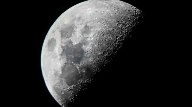 <p>Gece gökyüzüne baktığınızda bunun farkına varamayabilirsiniz. Ancak Ay'ımız aslında küçülüyor ve bu <a href=