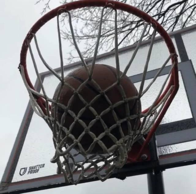 <p>''Don olayı yüzünden basket topumun haline bakın.''</p>
