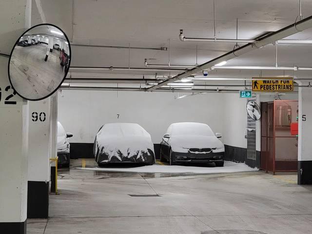 <p>''Yeraltı otoparkına park edilen arabalar gece karla kaplandı.''</p>