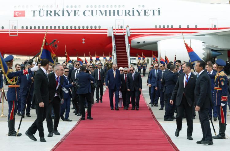 <p>Cumhurbaşkanı Recep Tayyip Erdoğan, Birleşik Arap Emirliklerinde (BAE) temaslarını tamamlayarak özel uçakla Mısır’a geçti.</p>