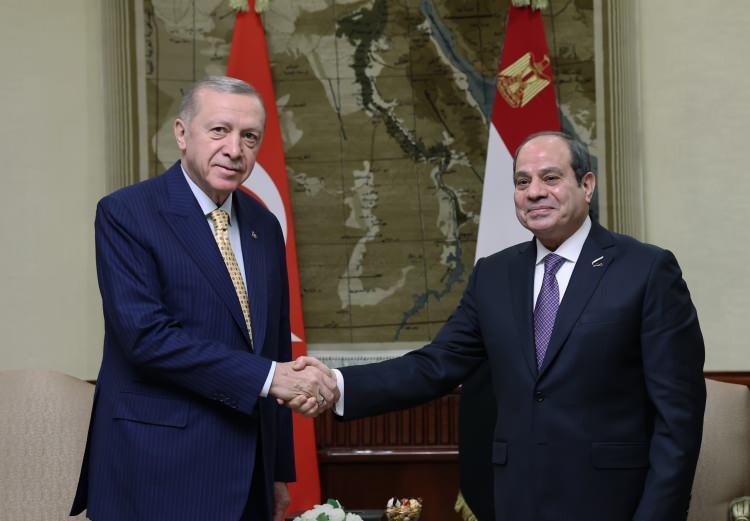 <p>Havalimanı’na inen Cumhurbaşkanı Erdoğan’ı Mısır Cumhurbaşkanı Abdulfettah es-Sisi törenle karşıladı.Erdoğan Mısır ziyaretinde <a href=