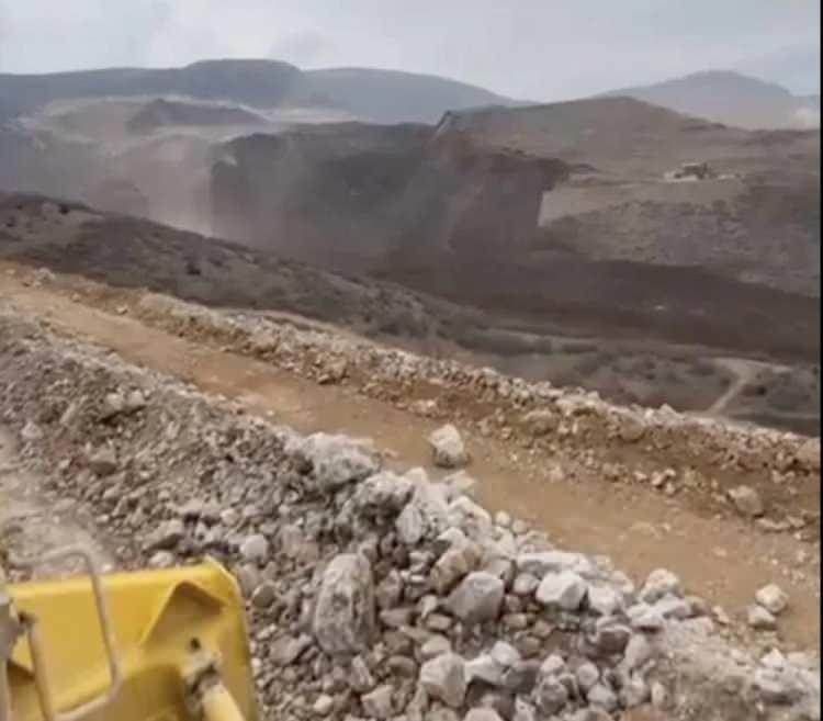 <p>Erzincan'ın İliç ilçesinde altın madeninin bulunduğu geniş bir alanda toprak kayması meydana geldi. </p>