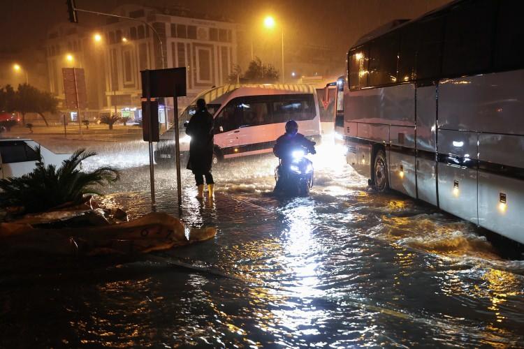 <p>Antalya Valiliğinden yapılan yazılı açıklamada, kentte olumsuz hava koşullarının devam ettiği belirtildi.</p>
<p> </p>
