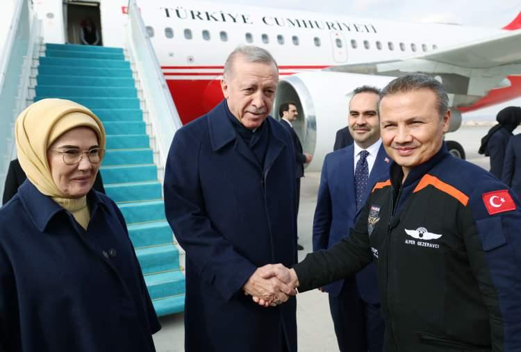 <p>Cumhurbaşkanı Erdoğan, Türk bayrağını öpüp alnına koyarak <a href=