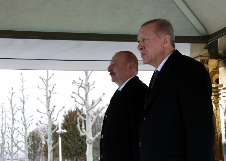 <p>Cumhurbaşkanı Recep Tayyip Erdoğan, Türkiye'ye resmi ziyarette bulunan Azerbaycan Cumhurbaşkanı İlham Aliyev'i Cumhurbaşkanlığı Külliyesi'nde resmi törenle karşıladı.</p>