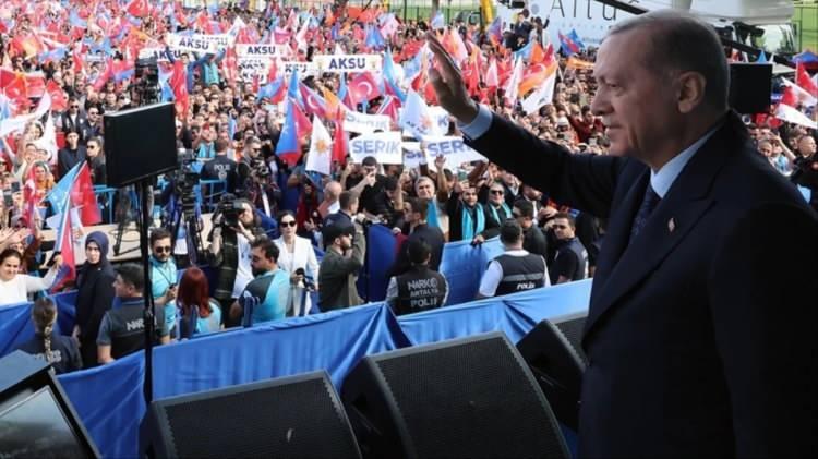 <p>Cumhurbaşkanı Erdoğan’ın hafta sonu 80 bin kişinin katılımıyla vatandaşlara hitap ettiği turizmin başkentlerinden Antalya’da yapılan son araştırmanın sonuçları paylaşıldı.</p><p> </p>
