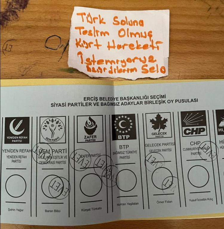 <p>Van Erciş’te bir seçmen Selahattin Demirtaş’tan özür dileyerek geçersiz oy kullandı.</p><p> </p>