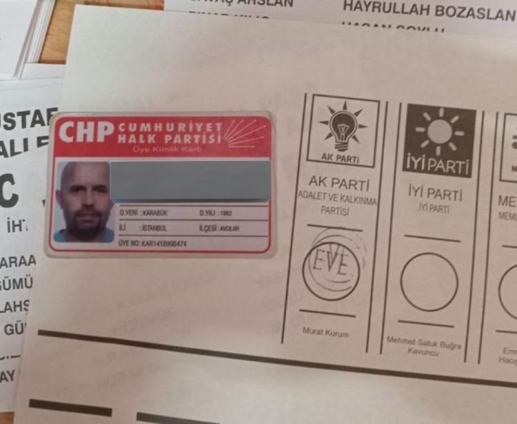 <p>Öte yandan CHP üyesi bir vatandaş yine İBB Başkanlığı için oyunu Murat Kurum'dan yana kullandığı anları paylaştı.</p>