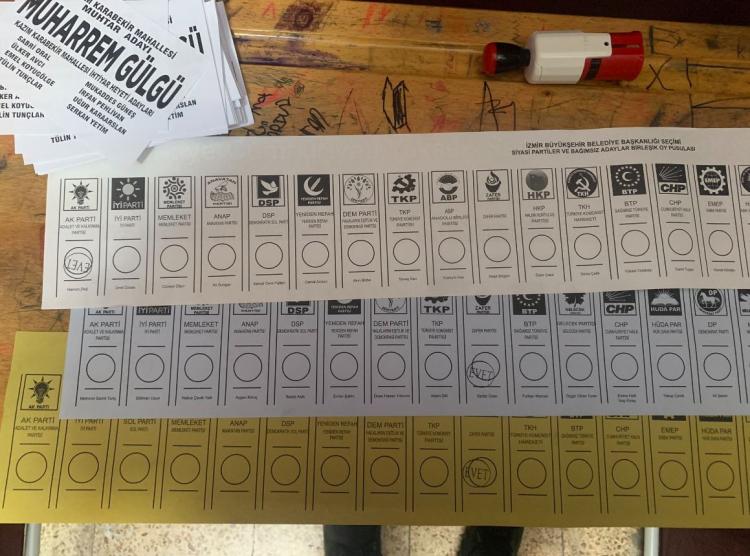 <p>Zafer Partisi seçmeni bir vatandaş İzmir'de oyunu Cumhur İttifakı <a href=