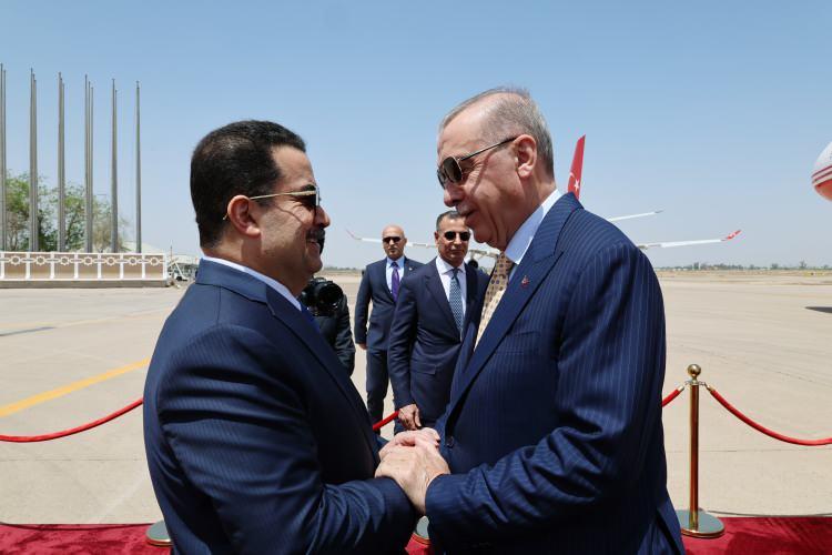 <p>Cumhurbaşkanı Recep Tayyip Erdoğan, resmi ziyaretlerde bulunmak üzere Irak'ın başkenti Bağdat'a vardı.</p>